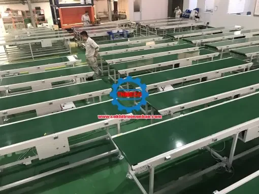 Nên chọn cấu hình băng tải công nghiệp bền hơn khi hệ thống chạy nhiều ca hoặc tải nặng